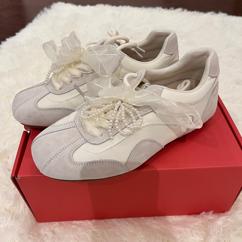 Women's leather Sneakers Size 6 ( HK reputable brand)